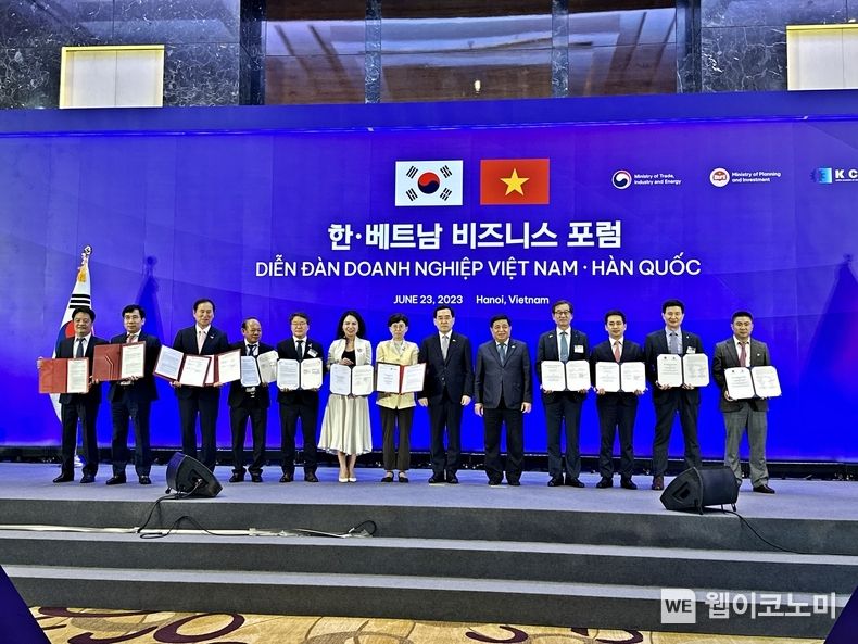 베트남 하노이 JW메리어트 호텔에서 열린 한-베트남 비즈니스 포럼 업무협약(MOU) 체결식 기념사진 (왼쪽에서 여덟 번째부터 산업통상자원부 이창양 산업부장관, 베트남 기획투자부(MPI) 응우옌 찌 중(Nguyen Chi Dung) 장관, KAI 강구영 사장, VTX 부 뚜언 안(Vu Tuan Anh) 사장) 2023.06.23 (출처: KAI)