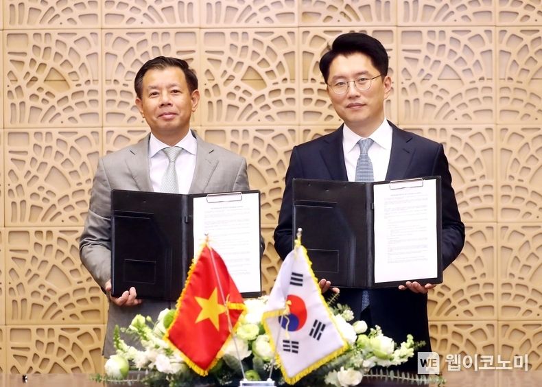 카카오모빌리티, 베트남 빈패스트와 업무협약 체결<br>
(서울=웹이코노미) 카카오모빌리티 류긍선 대표(오른쪽)과 빈그룹의 응우옌 비엣 꽝 (Nguyen Viet Quang) CEO(왼쪽)가 협약식 체결 기념사진을 촬영하고 있다. 2023.06.25 (출처: 카카오모빌리티)