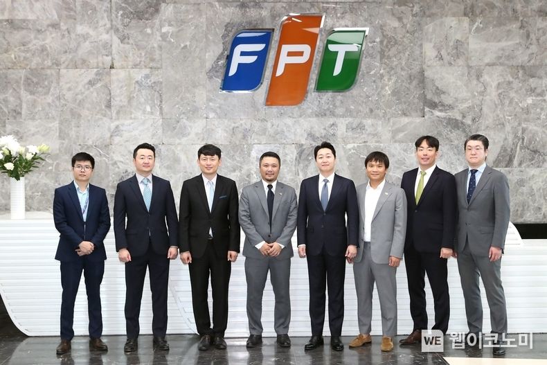카카오모빌리티, FPT와 기술협력 방안 논의<br>
(편집국=웹이코노미) 카카오모빌리티 이창민 부사장(오른쪽에서 네번째 ), FPT 소프트웨어 응우옌 카이호안 (Nguyen Khai Hoan) COO겸 CFO(왼쪽에서 네번째)가 양사 관계자들과 기념사진을 촬영하고 있다. 2023.06.25 (출처: 카카오모빌리티)