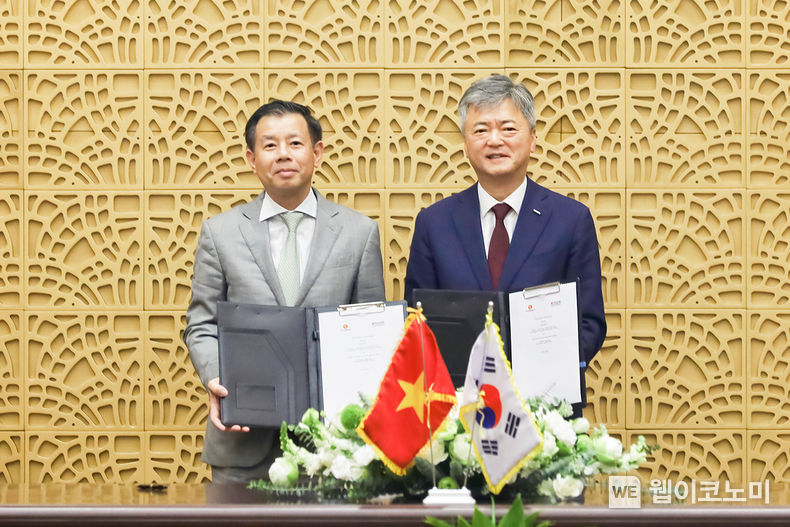 이인호 한국무역보험공사 사장(오른쪽)이 (현지시간) 베트남 하노이 빈그룹 본사에서 응우옌 비엣 꽝(Nguyen Viet Quang) 빈그룹 CEO(왼쪽))와 업무협약서에 서명 후 기념 촬영을 하고 있다. 2023.06.25 (출처: 한국무역보험공사)
