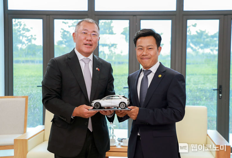 현대차그룹 정의선 회장, 하노이 국립대 총장과 산학협력 방안 논의 <br>
(웹이코미= 편집국) 현대차그룹 정의선 회장이 23일(현지시간) 베트남 하노이 국립대학교(Vietnam National University, Hanoi)에서 레 꾸언(Le Quan) 하노이 국립대 총장을 만나 미래 혁신 인재 육성의 필요성과 상호 협력 방안에 대해 의견을 나눴다. 사진은 현대차그룹 정의선 회장과 레 꾸언 하노이 국립대 총장이 아이오닉 5 모형을 들고 기념 촬영을 하고 있는 모습. 2023.06.25 (출처: 현대차 그룹)