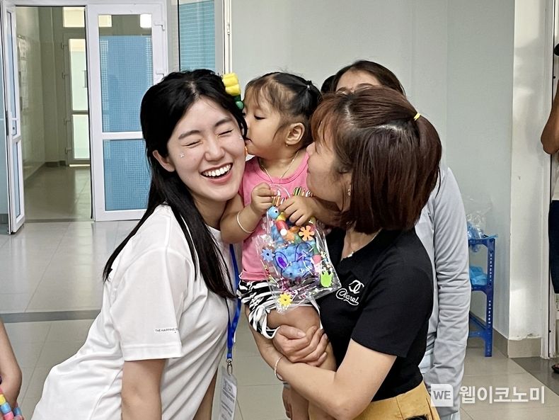  ‘베트남 얼굴기형 어린이 무료수술’ 행사에 참여한 SK 대학생 자원봉사단 ‘SK 써니’ 참가자들이 수술한 어린이들과 가족을 위로하는 봉사 활동을 펼치고 있다. 2023.06.26 (출처: SK)