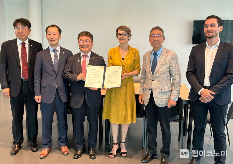 경상국립대 권순기 총장이 6월 22일 프랑스 인사툴루즈(INSA Toulouse) 마리 아그네스 디투르베(Marie-Agnès DETOURBE) 부총장과 협약서를 교환하며 기념촬영을 하고 있다. 창원상공회의소 구자천 회장과 경상남도 일행이 함께하고 있다. 2023.06.26 (출처 : 경상국립대학교)