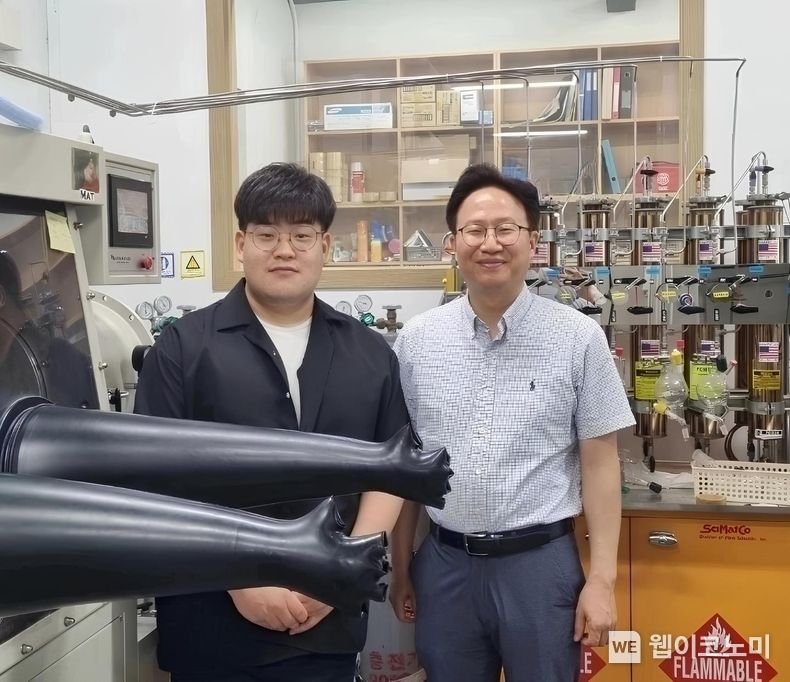 (왼쪽부터)KAIST 화학과 최경민 박사과정, 홍순혁 교수 2023.06.27 (출처 : KAIST)