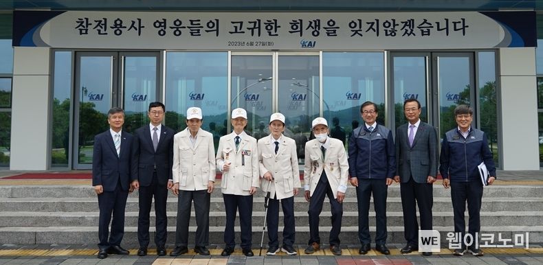 기증식에서 참석자들이 기념사진을 찍고 있다. (왼쪽부터 첫번째 이동희 경남서부보훈지청장, 두번재 전종호 부산지방보훈청장. 오른쪽부터 두번째 강기철 경남사회복지공동모금회장, 세번째 강구영 KAI 사장, 네번째 서동인 6.25참전유공자회 사천시부지회장) 2023.06.27 (출처 : KAI)