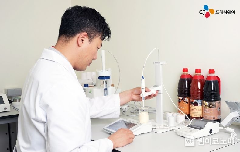 서울 구로구 구로동에 위치한 CJ프레시웨이 R&D 센터 내 연구실에서 한 임직원이 품질 분석 작업을 하고 있다. 2023.06.27 (출처 : CJ프레시웨이)