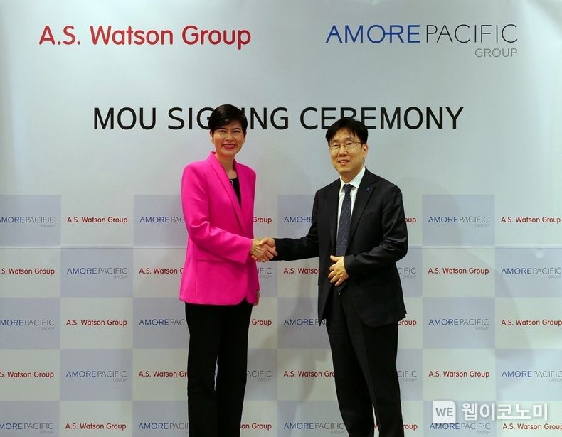 A.S. 왓슨 그룹 말리나 응아이 아시아 & 유럽 CEO(좌)와 아모레퍼시픽그룹 이상목 대표(우) 2023.06.27 (출처 : 아모레퍼시픽)