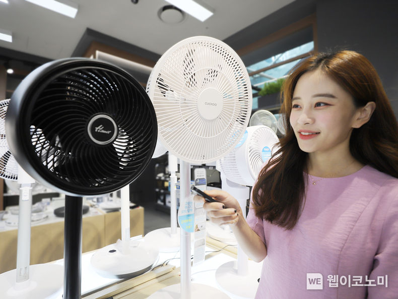 롯데하이마트가 7월 한 달간 상반기 최고 인기 상품 중심으로 'All 여름 가전 총출동' 행사를 진행한다. 사진은 모델이 롯데하이마트 대치점에서 냉방 및 제습 가전 행사 상품을 살펴보고 있는 모습이다. 2023.06.28 (출처:롯데하이마트)