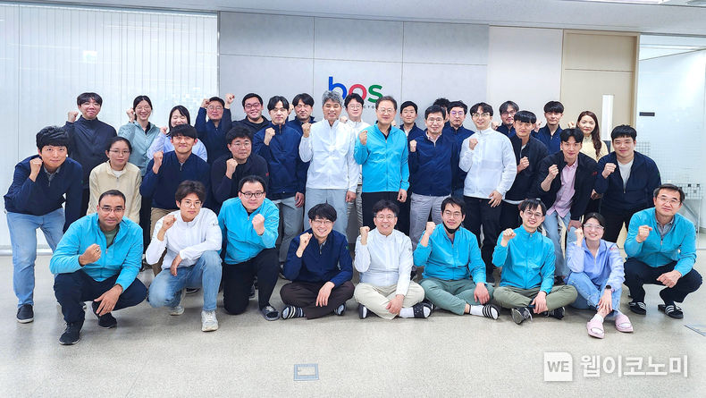 판교 실리콘파크에 위치한 보스반도체 사무실에서 임직원들이 사진 촬영하는 모습. 박재홍 대표(두 번째 줄 오른쪽 여섯 번째 하늘색 상의), 장연호 최고운영책임자(두 번째 줄 오른쪽 일곱 번째 하얀색 상의), 임경묵 최고기술책임자(두 번째 줄 오른쪽 다섯 번째 남색 상의) 2023.06.28 (출처:현대차·기아 커뮤니케이션센터)