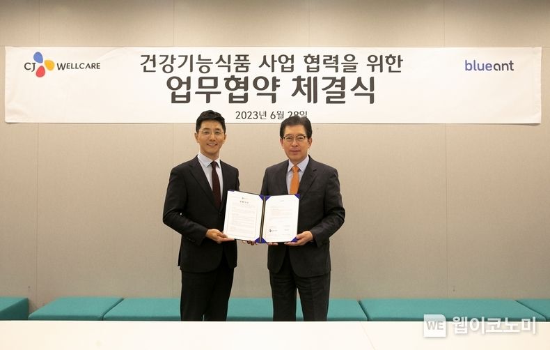 블루앤트 김성현 대표(왼쪽)와 CJ웰케어 박성선 대표(오른쪽)가 업무협약 기념촬영을 하고 있다. 2023.06.29 (출처 : CJ웰케어)