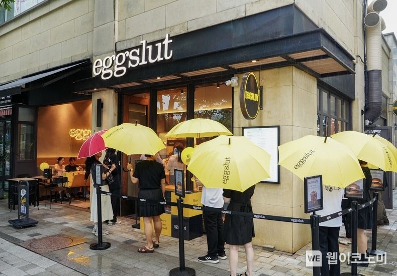 오전 개점한 에그슬럿 분당정자점에서 비가 오는 궂은 날씨에도 고객들이 줄을 서서 입장을 기다리고 있다. 2023.06.29 (출처 : SPC)