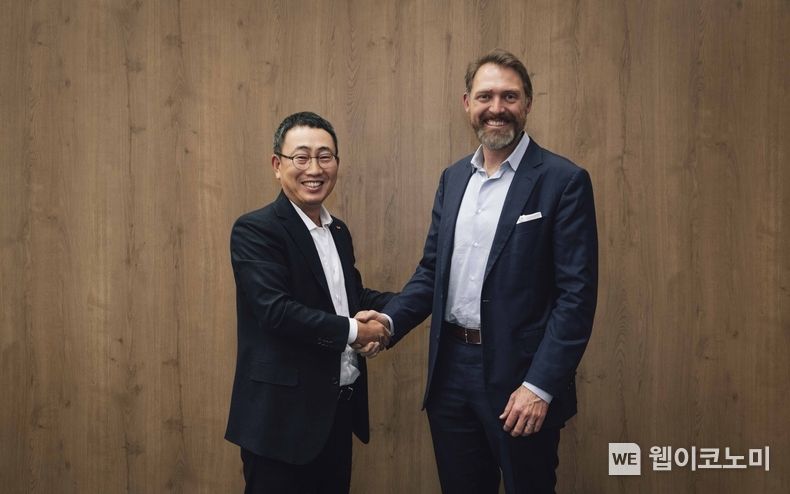2023년 1월 미국 라스베이거스에서 열린 ‘국제전자제품박람회(CES) 2023’에서 유영상 SKT CEO(왼쪽)와 조벤 비버트(JoeBen Bevirt) 조비 에비에이션 CEO(오른쪽)가 회의를 마치고 기념사진을 찍은 모습 2023.06.29 (출처: SKT)
