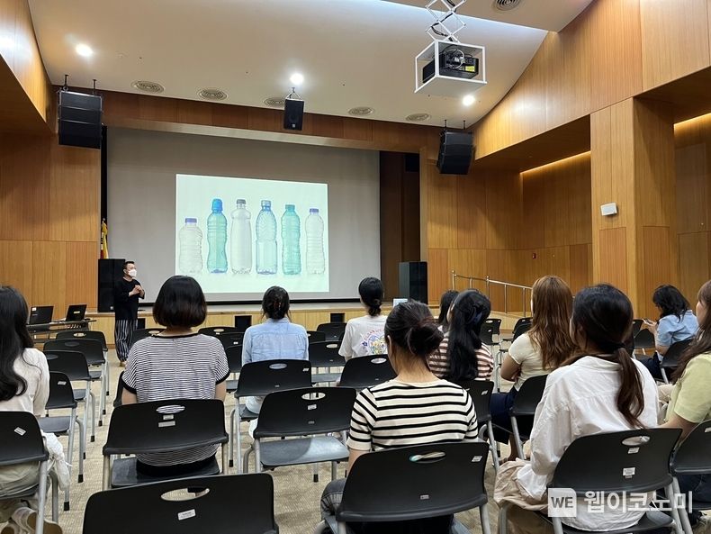 한국콘텐츠진흥원은 ‘가치, 그린 캠페인’을 오는 30일까지 나주 본원에서 진행했다. 임직원들이 폐플라스틱의 새활용 과정에 대한 강의를 듣고 있다.<br>
2023.06.30 (출처 : 한국콘텐츠진흥원)