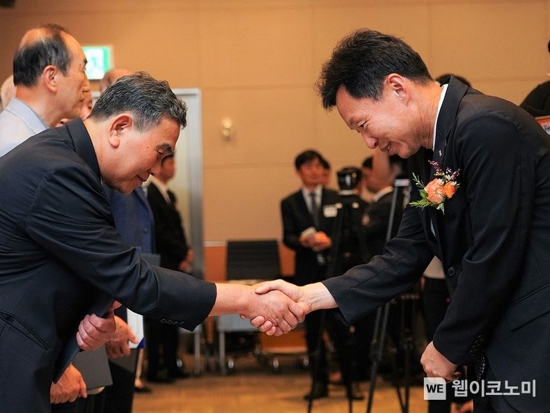 국가유공자 노후주택보수 및 임차자금지원 기념식’에서 이병훈 HUG 부사장(오른쪽)이 독립유공자 대표(왼쪽)에게 기증서 전달 후 악수하고 있다. 2023.06.30 (출처 : 주택도시보증공사)
