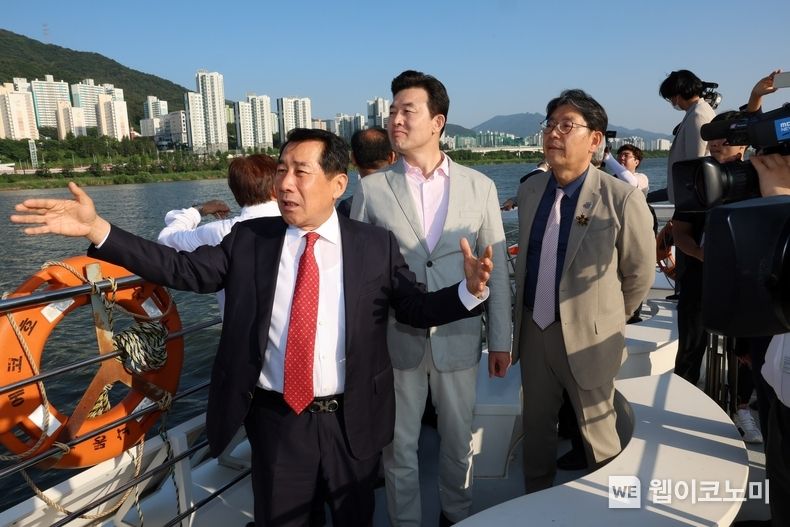 낙동강 생태탐방선 승선후 선상 (출처: 양산시청) 