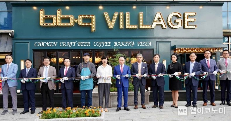 울산 젊음의 거리에 위치한 _BBQ 빌리지_ 울산성남점 오픈식에 제너시스BBQ 그룹 윤홍근 2023.07.03 (출처 : BBQ)