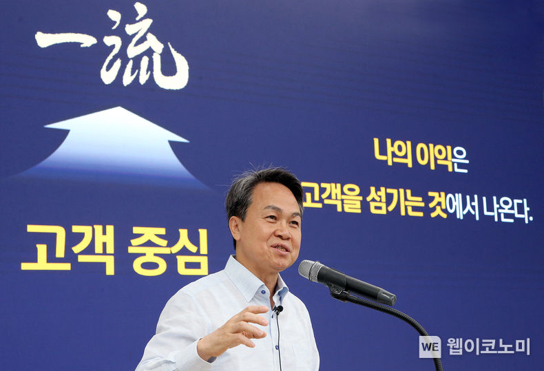 신한라이프 본사에서 진행된 이날 행사에서 진옥동 신한금융그룹 회장이 특강을 진행하고 있다. 2023.07.03 (출처 : 신한금융그룹)