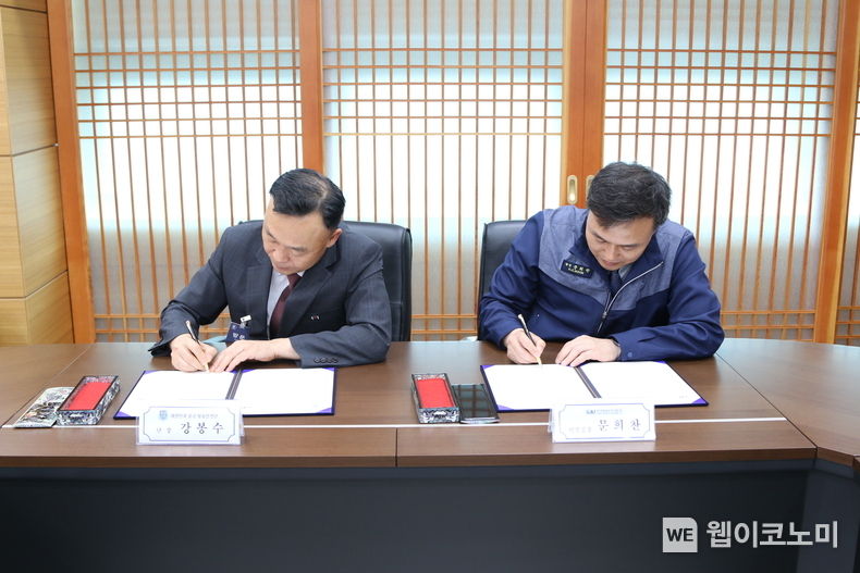  KAI 문희찬 안전실장과 공군 항안단 강봉수 단장이 협약서에 서명을 하고 있다. (왼쪽 공군 항안단 강봉수 단장, 오른쪽 KAI 문희찬 안전실장) 2023.07.04 (출처 : KAI)