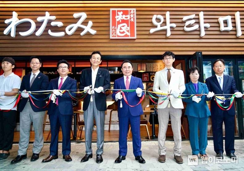 BBQ치킨_제너시스BBQ 그룹의 _와타미_ 문정점에서 진행된 그랜드 오픈식에 제너시스BBQ 그룹 윤홍근 회장(왼쪽에서 5번째) 2023.07.05 (출처 : BBQ)
