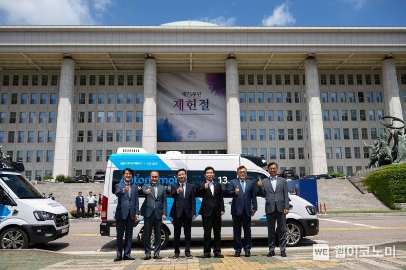 서울 여의도 국회에서 현대차와 국회사무처 관계자들이 '자율주행 로보셔틀' 앞에서 기념사진을 촬영하고 있다. 사진 왼쪽부터 김동욱 현대차 부사장, 김용화 현대차 사장(CTO), 이광재 국회사무총장, 김진표 국회의장, 조경호 의장비서실장, 홍형선 사무차장 2023.07.05 (출처 : 현대자동차)