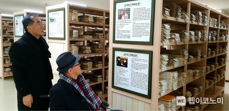 단계 문중 고문헌 기증식(왼쪽부터 정진영 경북독립운동기념관장, 김정희 씨 부부, 이정희 경상국립대 학예사, 구경아 한국국학진흥원 박사) ▲김동준·김정희 씨 부자가 2019년 고문헌도서관을 방문하여 ‘단계문고’를 살펴보고 있다. 2023.07.06 (출처 : 경상국립대학교)