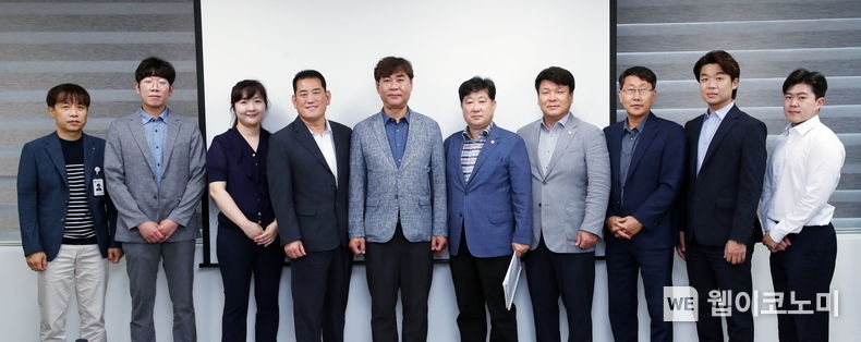 밀양시의회(의장 정정규) 의원연구단체 ‘지역 기반시설을 활용한 스포츠 마케팅 활성화 연구회’는 7일 밀양시의회 소회의실에서 스포츠관광 및 지역경제 활성화 방안 연구용역 착수보고회를 가졌다. 2023.07.07 (출처: 밀양시의회 사무국)