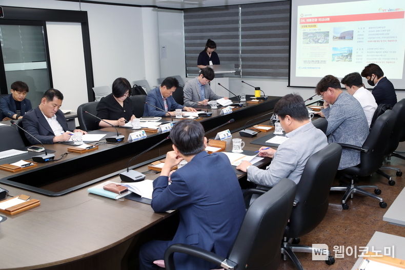 지난 7일 밀양시의회 소회의실에서 밀양시의회 의원연구단체 '지역 기반시설을 활용한 스포츠 마케팅 활성화 연구회'가 <스포츠관광 및 지역경제 활성화 방안> 연구 용역의 착수보고회를 개최하는 모습 2023.07.07 (출처: 밀양시의회 사무국)