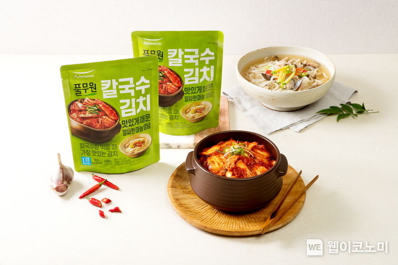알싸하고 매콤한 양념이 듬뿍 들어가 칼국수에 곁들여 먹을 때 가장 맛있는 풀무원 ‘칼국수 김치’ 2023.07.07 (출처:풀무원)