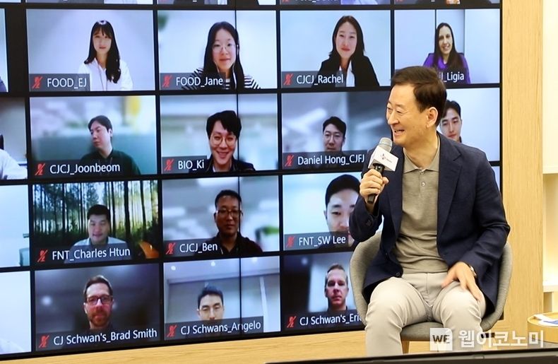 최은석 CJ제일제당 대표가 실시간 방송 ‘CEO 라이브톡(Live Talk: ES·SAY)’을 통해 온·오프라인으로 참여한 국내 및 해외 임직원들과 대화를 나누고 있다. 2023.07.10 (출처 : CJ제일제당)