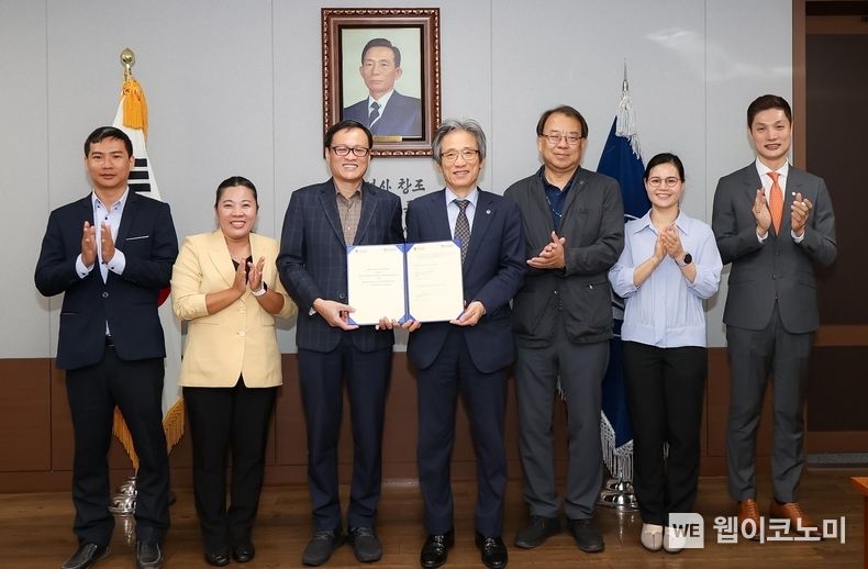 영남대학교와 베트남 호치민기술대학교가 2+2 편입학 프로그램 운영을 위한 협약을 체결했다.(왼쪽 세 번째부터 부이 쑤언 람 부이사장, 박승우 국제교육부총장) 2023.07.10 (출처 : 영남대학교)