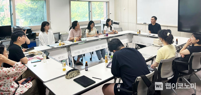 경상국립대 사회학과는 7월 10일 오후 사회과학대학 220호 강의실에서 계원예술대학교 서동진 교수를 초청하여 ‘푸코와 신자유주의적 통치성: 비판적 읽기’라는 주제로 특강을 개최했다. 2023.07.11 (출처 : 경상국립대학교)