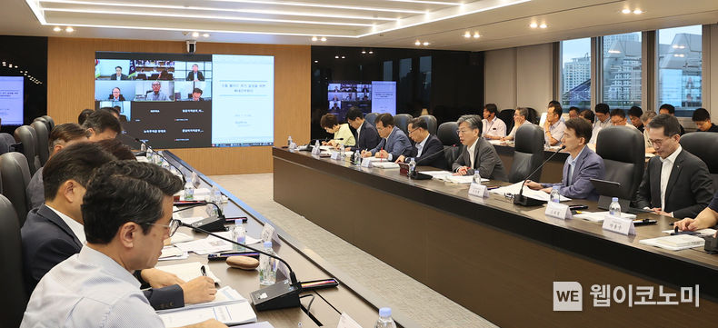 KOTRA는 11일 정부의 하반기 경제정책방향에 맞춰 하반기 수출성과를 최대한 창출하기 위한 사업추진 방안을 마련하기 위해 본사 모든 간부와 주요 해외지역본부장을 긴급 소집했다. 유정열 KOTRA 사장이 발언하고 있다. 2023.7.11 (출처 : KOTRA)