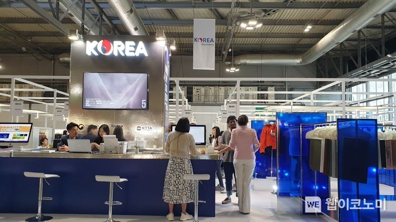  KOTRA(사장 유정열)는 한국섬유수출입협회(회장 민은기, 이하 섬수협)와 공동으로 7월 11일부터 13일까지 3일간 이탈리아 밀라노에서 개최되는 ‘2023 이탈리아 밀라노 우니카(UNICA) 추계 섬유 전시회’ 내에 총 38개사 규모의 역대 최대규모의 한국관을 운영한다. 11일 한국관의 모습. 2023.07.12 (출처 : KOTRA)