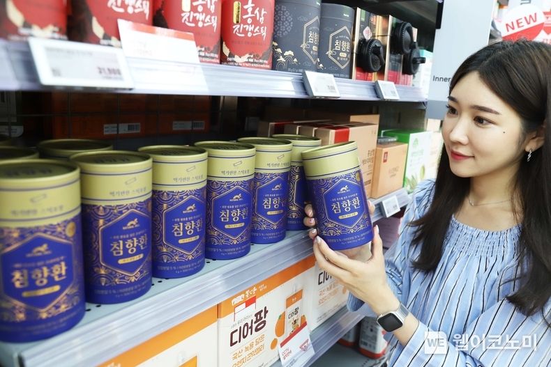 역대급 폭염에 건강기능식품도 인기...‘침향환 스틱’으로 간편하게 여름철 건강 챙기세요 2023.07.12 (출처 : 롯데마트)
