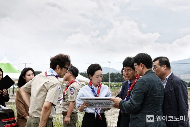 전북 부안군 새만금 잼버리 야영장 부지에서 구지은 아워홈 부회장과 최창행 새만금 잼버리 조직위원회 사무총장(오른쪽부터 세번째) 등 주요 관계자들이 식음서비스 준비 상황에 대해 논의하고 있다. 2023.07.14 (출처 : 아워홈)