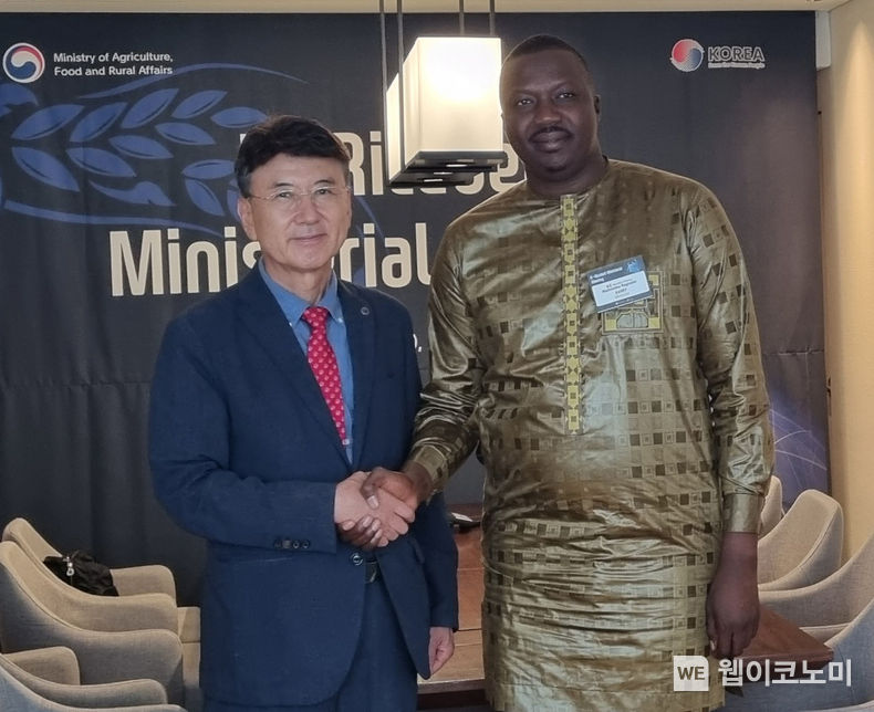 새마을 전문가 양성 특별 간담회를 가진 영남대 최외출 총장(왼쪽)과 기니 농업축산부 마무두 나냥렌 베리 장관 2023.07.14 (출처 : 영남대학교)
