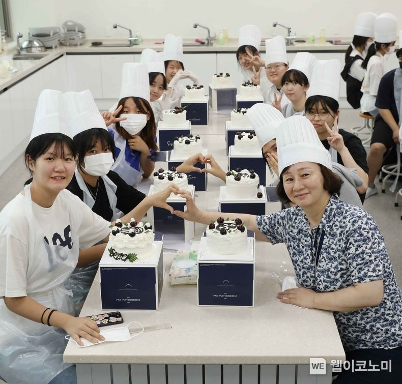 18일 파리바게뜨가 교육 기부 일환으로 서울 강서구에 위치한 마곡하늬중학교 학생들 대상 진로 체험 기회를 제공하는 쿠킹 클래스를 진행했다. 이날 행사에서는 전문 파티시에의 교육 하에 학생 25명을 대상으로 케이크를 직접 만들어보는 체험 활동을 진행했다. 2023.07.19 (출처:파리바게뜨)