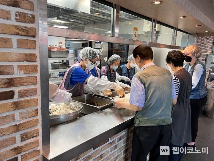 bhc그룹 해바라기 봉사단, 경로식당 봉사활동 나서 2023.07.19 (출처:bhc그룹)
