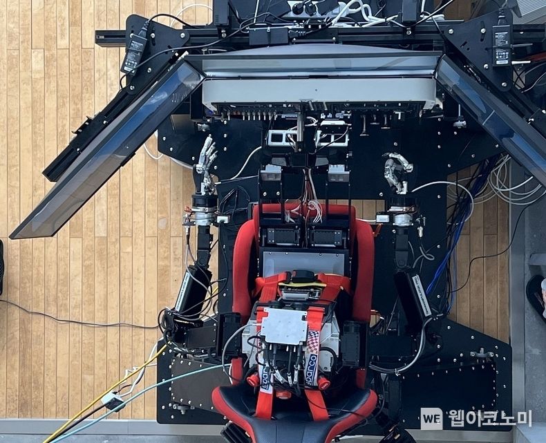 비행시뮬레이터에 탑승한 파이봇 (위에서 내려다 본 모습) 2023.07.19 (출처:KAIST)