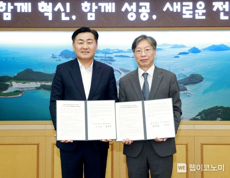 KOTRA(사장 유정열)와 전라북도(도지사 김관영)는 19일 전북도청에서 무역, 투자유치와 일자리 분야의 상호협력을 위한 업무협약(MOU)을 체결했다. 유정열 KOTRA 사장(오른쪽)이 김관영 전북도지사와 체결식을 마치고 기념 촬영을 하고 있다. 2023.07.19 (출처:KOTRA)