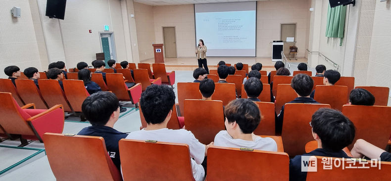 7월 18일 오전 경남항공고등학교 학생을 대상으로 열린 진로·취업 특강(국내 기업 분석). 2023.07.19 (출처:경상국립대)