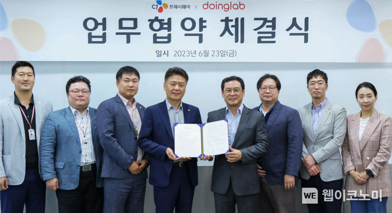 CJ프레시웨이가 AI 헬스케어 스타트업 ‘두잉랩’과 손잡고 영유아 식생활 분석 서비스 개발에 착수한다. 지난달 23일, 서울시 마포구 상암동에 위치한 CJ프레시웨이 본사에서 강연중 CJ프레시웨이 영업본부장(좌측 네 번째)과 진송백 두잉랩 대표이사(우측 네 번째)가 업무협약 체결 후 기념사진을 촬영하고 있다. 2023.07.20 (출처:CJ프레시웨이)