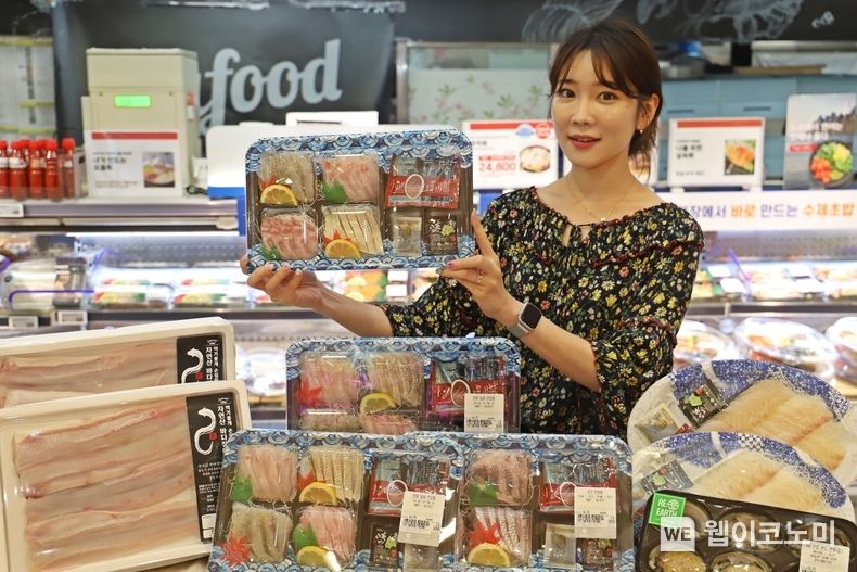 롯데마트 서울역점에서 자연산 민어회를 홍보하는 모델의 모습 2023.07.20 (출처:롯데마트)