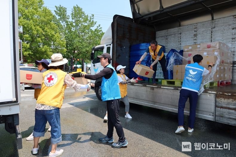 21일 전라도 익산에 위치한 나바위성당에서 SPC 임직원들이 폭우 피해지역에 지원할 구호물품을 전달하고 있다. 2023.07.21 (출처:SPC)
