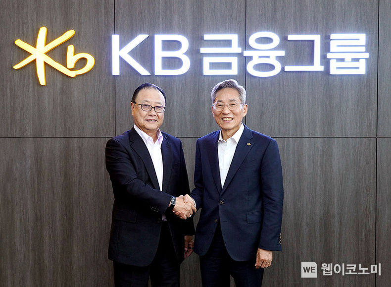 KB금융그룹 윤종규 회장(오른쪽)과 솜포홀딩스 사쿠라다 켄고 회장(왼쪽)이 기념 촬영을 하고 있다. 2023.07.21 (출처:KB금융)