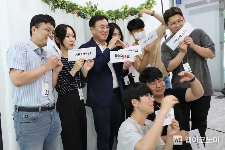  지난달 23일 LG이노텍 구미 사업장에서 열린 ‘CEO컴앤컴’ 행사에서 정철동 사장과 직원들이 ‘인생네컷’을 함께 찍고 있다. 2023.07.23 (출처: LG이노텍)