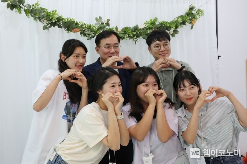  지난달 23일 LG이노텍 구미 사업장에서 열린 ‘CEO컴앤컴’ 행사에서 정철동 사장과 직원들이 ‘인생네컷’을 함께 찍고 있다. 2023.07.23 (출처: LG이노텍)