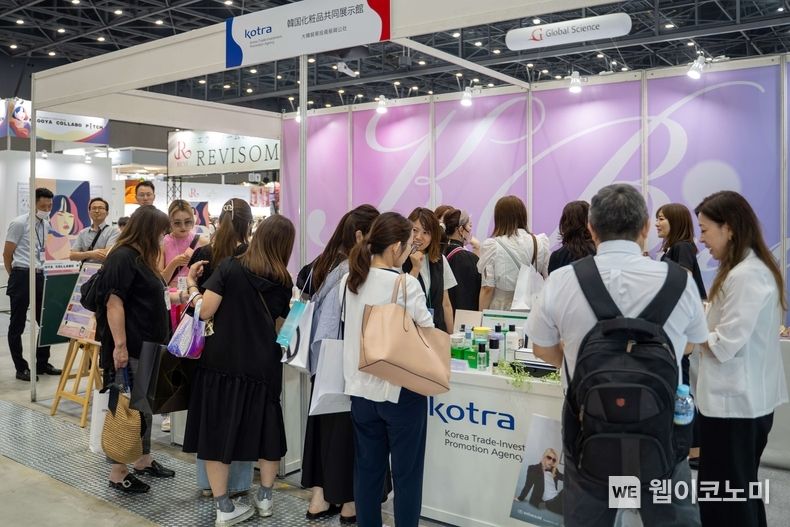 KOTRA(사장 유정열)는 지난 24일부터 사흘간 일본 나고야에서 열리는 ‘뷰티 월드 나고야(Beauty World Nagoya)’ 전시회 내에 K-뷰티 공동전시관을 운영한다. 관람객들이 K-뷰티 전시관을 둘러보고 있다. 2023.07.24 (출처 : KOTRA)