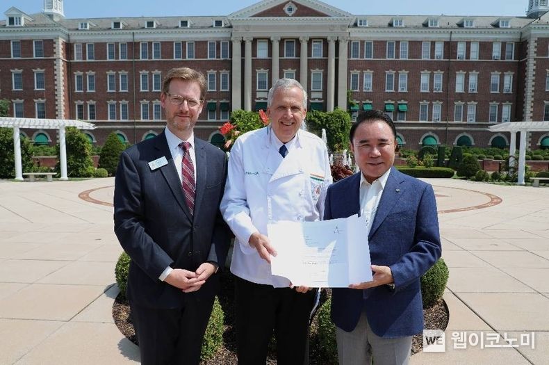 제너시스BBQ 그룹 윤홍근 회장(오른쪽에서 첫번째)이 세계 3대 요리학교인 CIA(The Culinary Institute of America) hydepark 캠퍼스(뉴욕주)에 방문하여 마크 에릭슨 총장(Mark Erickson, 오른쪽에서 두번째), 빌 리디 대외업무 부서장(Bill Reidy, 오른쪽에서 세번째)으로부터 팀 라이언 학교장의 감사장을 전달 받았다. 2023.07.31 (출처 : 제너시스BBQ)