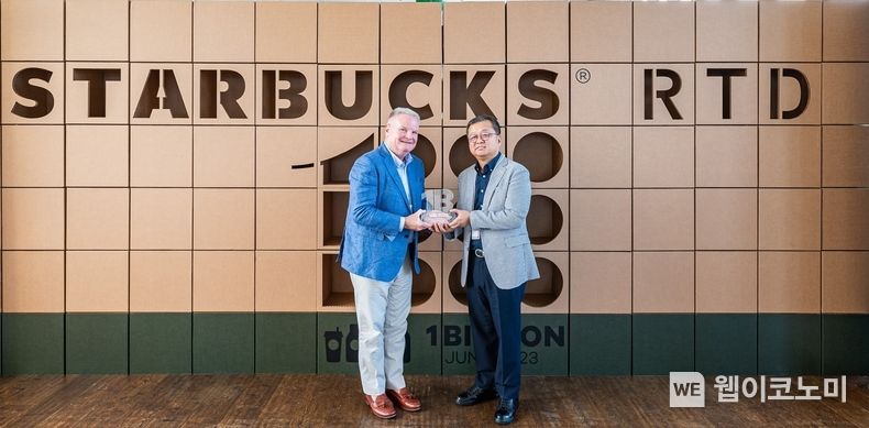스타벅스 RTD 10억개 판매 돌파를 기념하여 진행한 행사에서 동서식품 김광수 대표이사와(사진우측) 스타벅스 AP(Asia Pacific) David Hanson 부사장(Vice President)이(사진좌측) 기념 촬영을 하고 있다’ 2023.07.31 (출처 : 스타벅스)